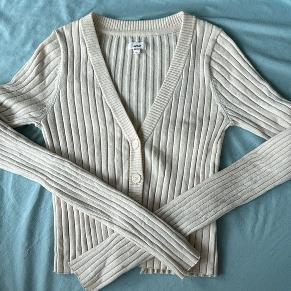 Cozy Aerie Cream Button-Up Sweater – Perfect for Layering! - Picture 2 of 3